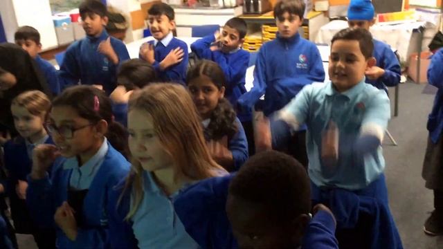 Year 4 perform 'Stop Bullying' смотреть онлайн