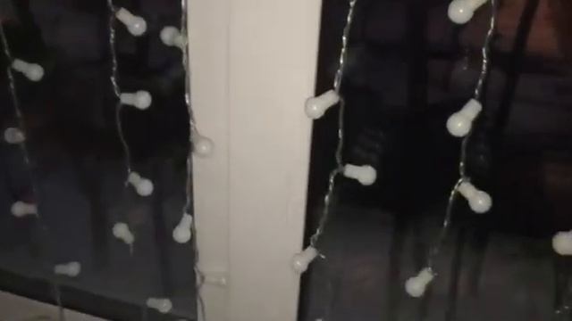 Вешаем гирлянду на окно. Новогоднее украшение смотреть онлайн