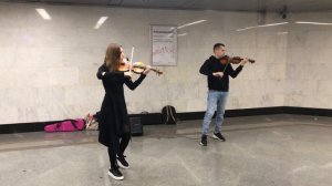 Виртуозы на скрипке исполняются красивую композицию в метро 2 #москва#метро#скрипка#красиваямузыка