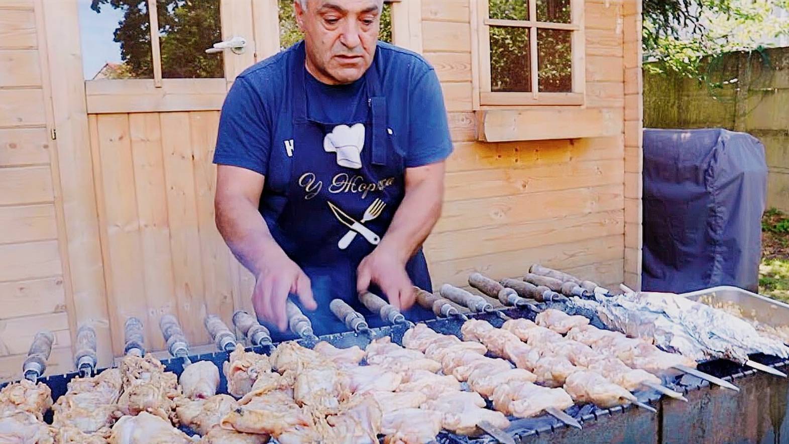 Вкусный шашлык из маринованного кролика, куриные крылышки и рецепт барбекю соуса на мангале смотреть онлайн