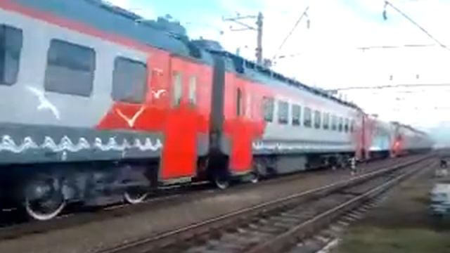 Электропоезд ЭП3Д-0040 тянет ещё ЭП3Д-0041 смотреть онлайн