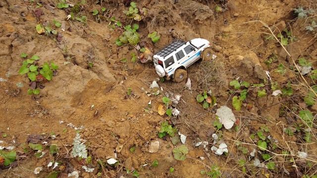 Land Cruiser от RGT на глиненом участке трассы