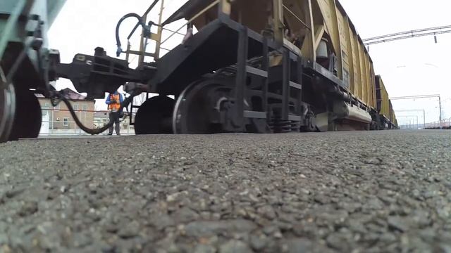 Тепловоз ТЭМ2УМ-940 с хоппер-дозаторной вертушкой смотреть онлайн