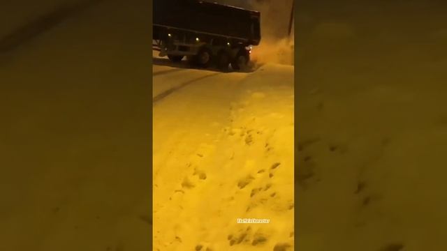 Все видеоролики в телеграмм канале. #фон #гонка #фура #валит #слетит #прицеп #одиночество #опасност смотреть онлайн