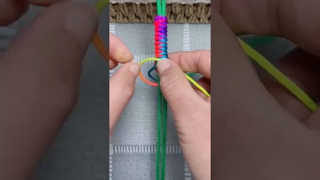 урок по вязанию очень красивого радужного браслета #shorts # смотреть онлайн