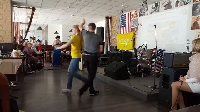 Бизнес встреча в Запорожье, музыкальный сюрприз смотреть онлайн