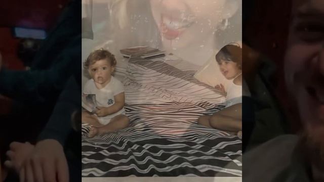 Kerem Bürsin compartió un emotivo vídeo con motivo del cumpleaños de su hermana Melis Bürsin смотреть онлайн