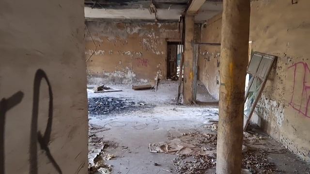 В старой и опасной дворянской заброшке смотреть онлайн