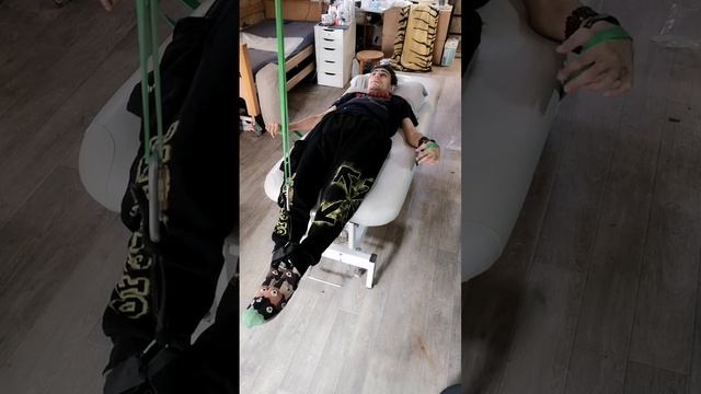 Юра Павлов выполняет упражнения, которые помогают без нагрузки на суставы укрепить связки. смотреть онлайн