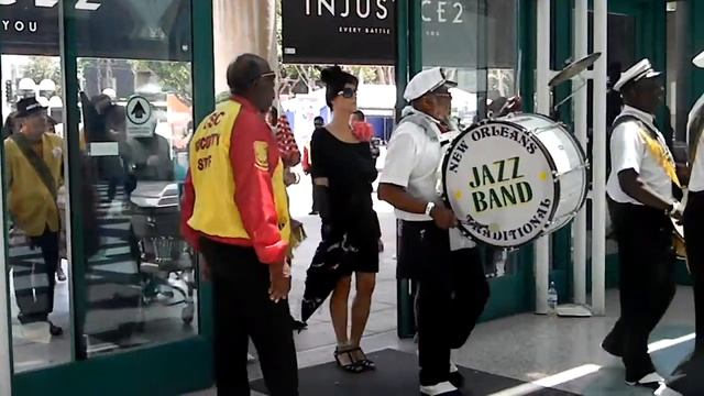 2K Hired a Marching Jazz Band to promote Mafia 3 @ E3. смотреть онлайн