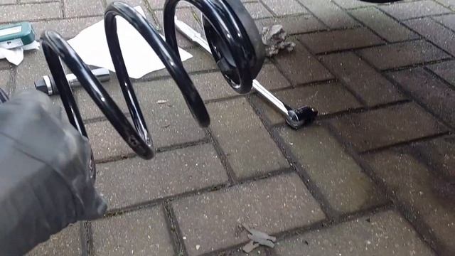 How To Change A Rear Coil Spring On A Toyota Yaris !!!! смотреть онлайн