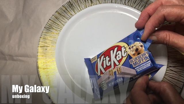 UNBOXING KIT KAT BLUEBERRY MUFFIN CHOCOLATE. смотреть онлайн