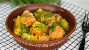 Сочные фрикадельки тушу сразу вместе с картофелем. Этот ужин готовится быстро и получается вкусно