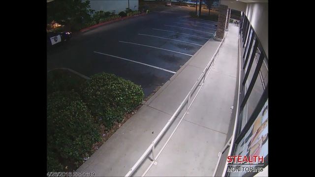 Shopping Center Loiterers Peek Inside Stores - Live Video Monitoring смотреть онлайн