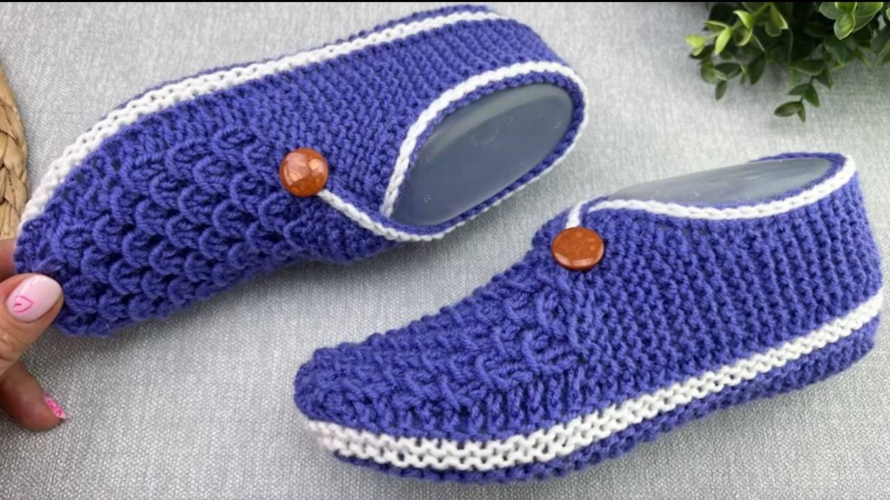 Домашние следки спицами. Простые тапочки спицами без швов на подошве. смотреть онлайн