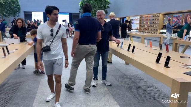 Apple Store Piazza Liberty Milano con DJI Osmo Mobile смотреть онлайн