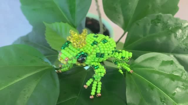 Царевна лягушка из бисера / лягушка из бисера / фигурки из бисера / как плести из бисера / смотреть онлайн