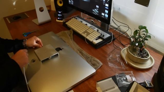 Unboxing: Apple VESA Mount Adapter & installing to the Bretford MobilePro Desk Mount Combo смотреть онлайн