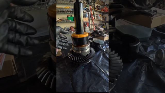 How to remove a Jeep Dana 44 BEARING With a Clam Shell Bearing Puller. #Jeep #repair смотреть онлайн