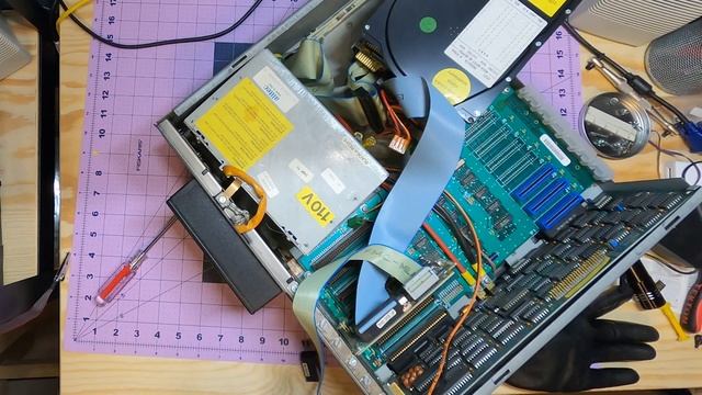 AT&T PC-6300 Repair Part One - A 1986 IBM 8086 clone actually manufactured by Olivetti (the M24). смотреть онлайн