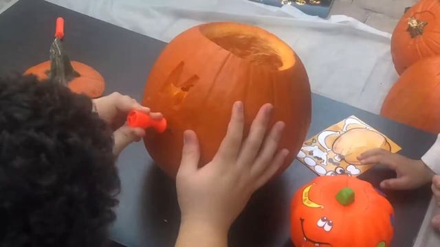 Carving pumpkins смотреть онлайн