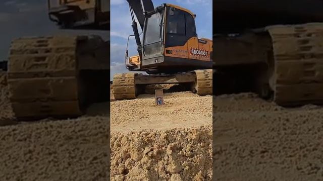 Закрыл спичечный коробок ковшом экскаватора. смотреть онлайн