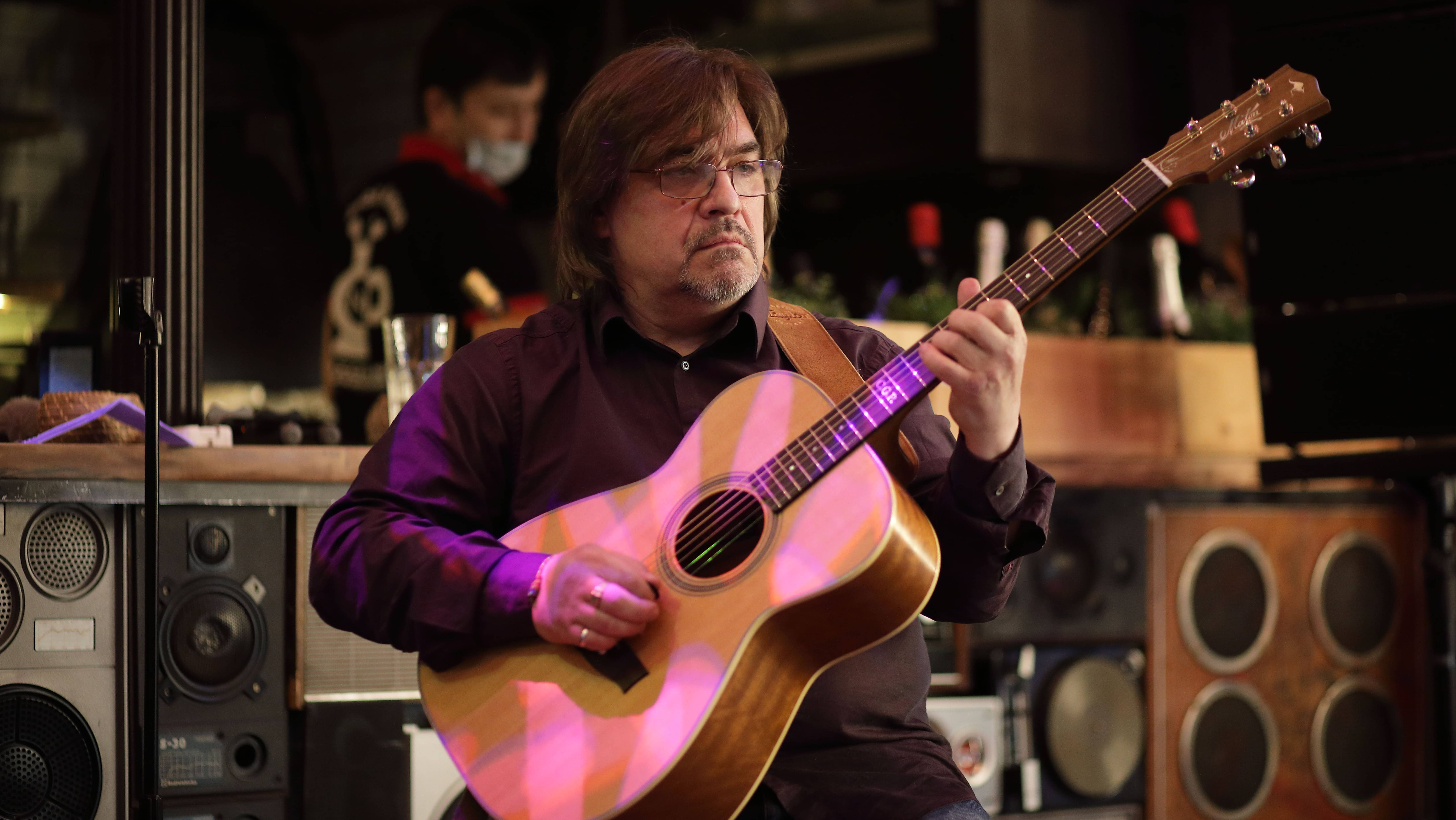 Андрей Свирин - гитарист.