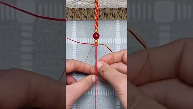 #shorts # урок по завязыванию красивого браслета с бусинами посередине. смотреть онлайн