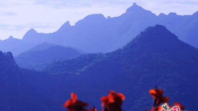 Peng Liyuan 彭丽媛 - 长城谣 The Great Wall Ballad смотреть онлайн
