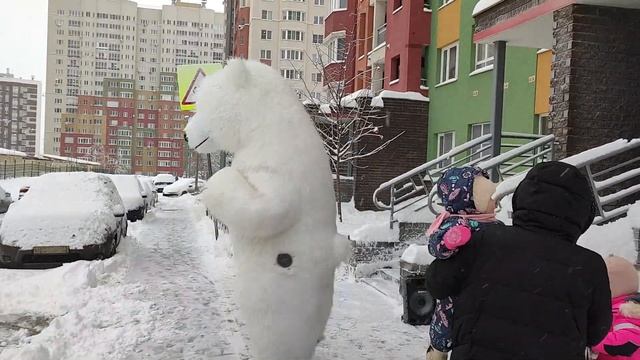 Так много снега!!! Радость мишки!!!! смотреть онлайн