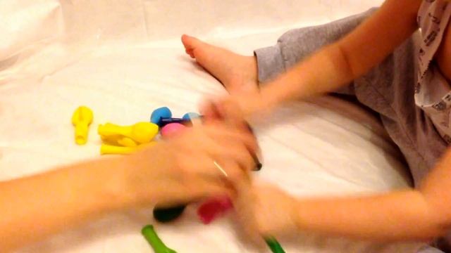 Играем с воздушными шариками Семья пальчиков Учим цвета смотреть онлайн
