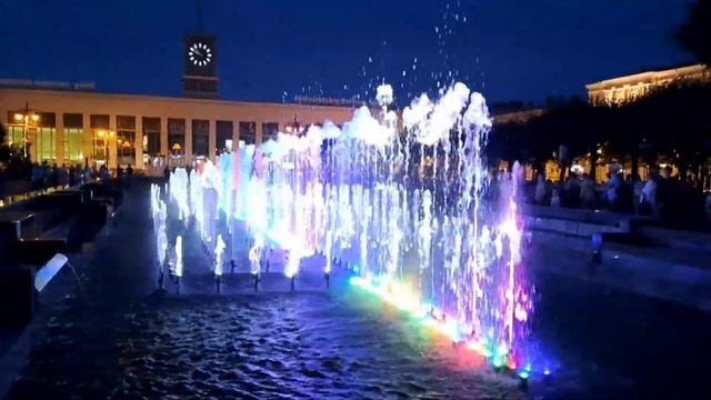 Идеальный ракурс тот,который отражает увиденную тобой красоту! ⛲️Про танцующие фонтаны Фин.вокзала смотреть онлайн