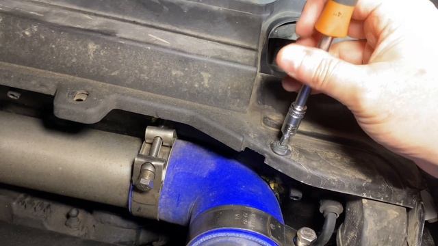 Scuttle panel removal on Freelander 2 / LR2 смотреть онлайн