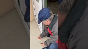 Ремонт замка пластиковой двери, как поменять многозапорный замок