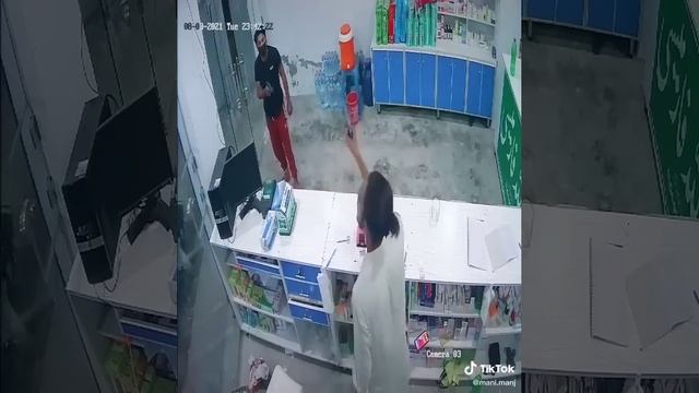 CCTV Dacoit Fights Brave Shopkeeper #CCTV #Karachi смотреть онлайн