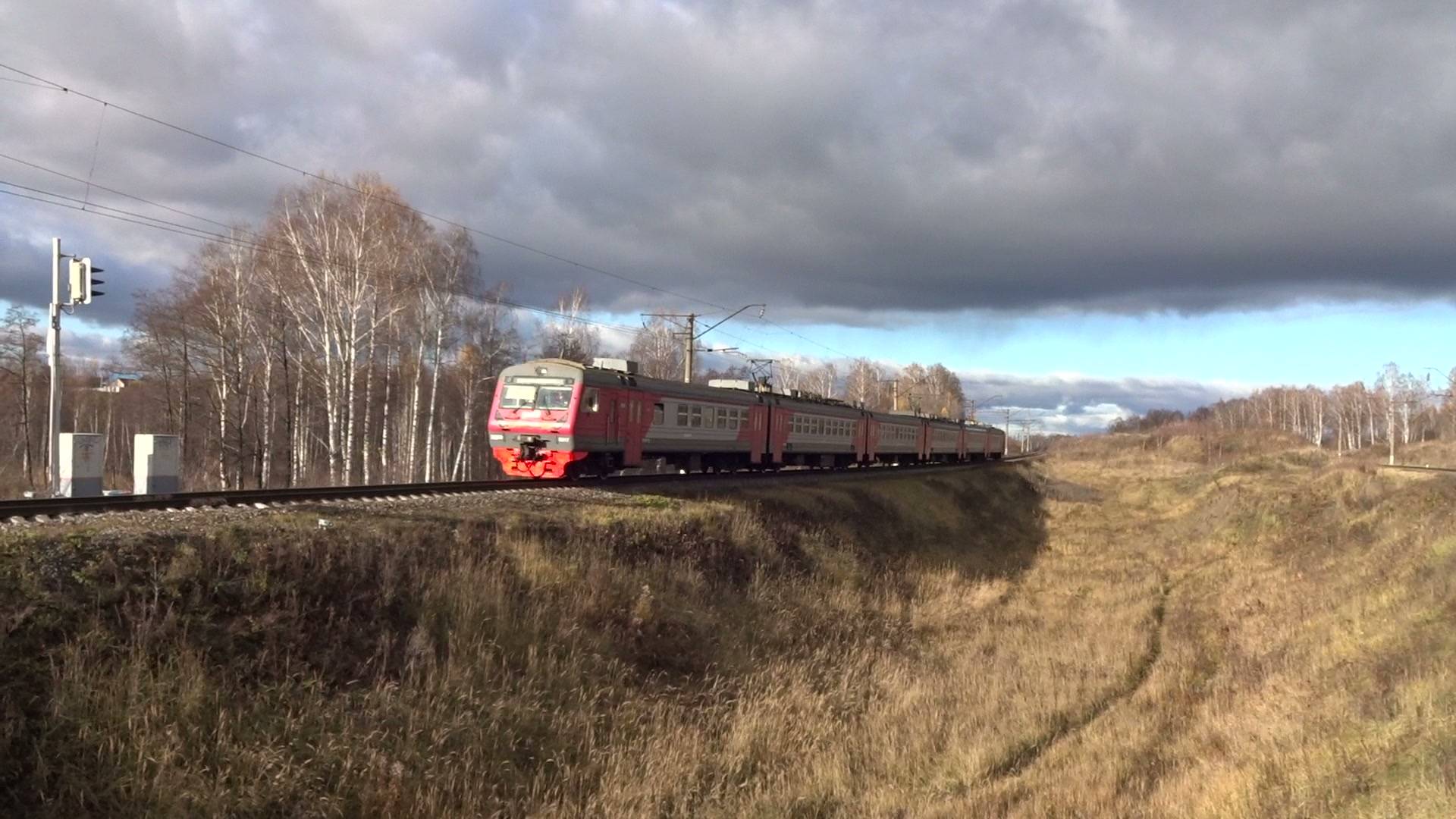 Электропоезд ЭД9Э-0017 на перегоне Каликино - Киселиха смотреть онлайн