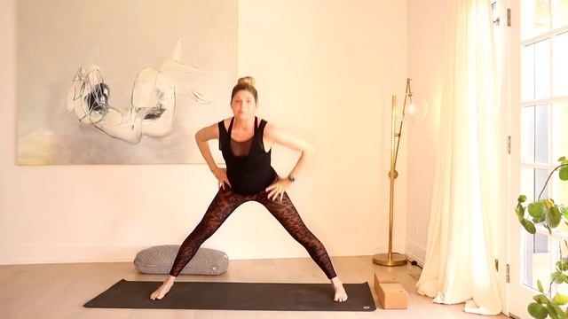 45-Min RE-Energizing Yoga Flow with Andrea Bogart and Macarthur Place Hotel смотреть онлайн