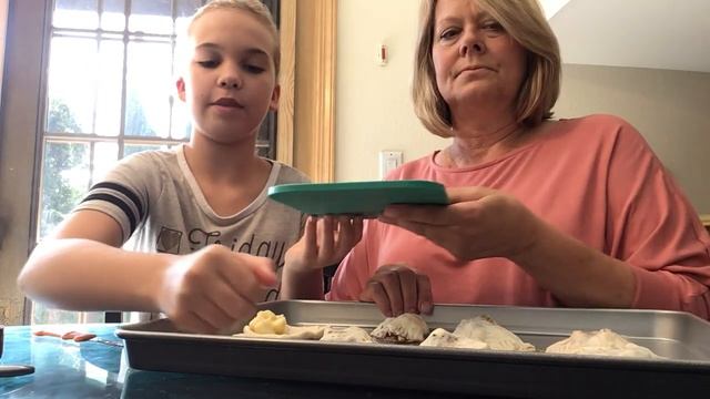 Ms Shelley and her helper make Apple Hand Pies смотреть онлайн