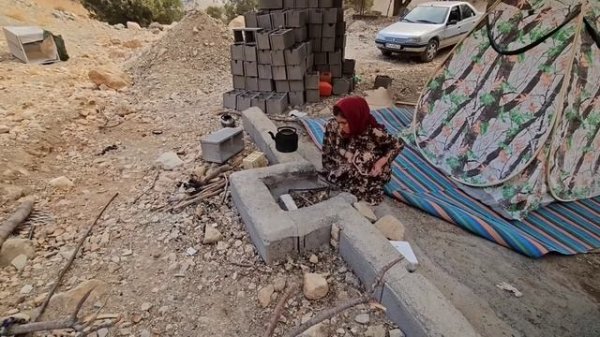 Documentary about the fascinating life of a nomadic family and the destruction of the house