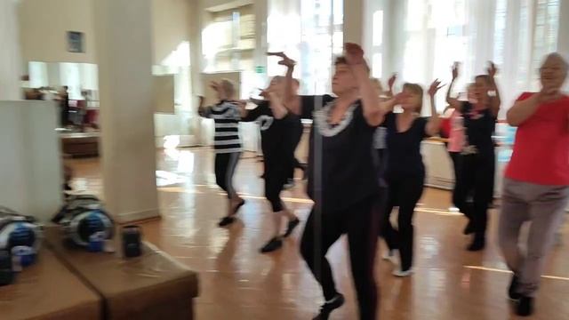 С Днем бабушек и дедушек, или танец "Бабушки-заюшки" смотреть онлайн