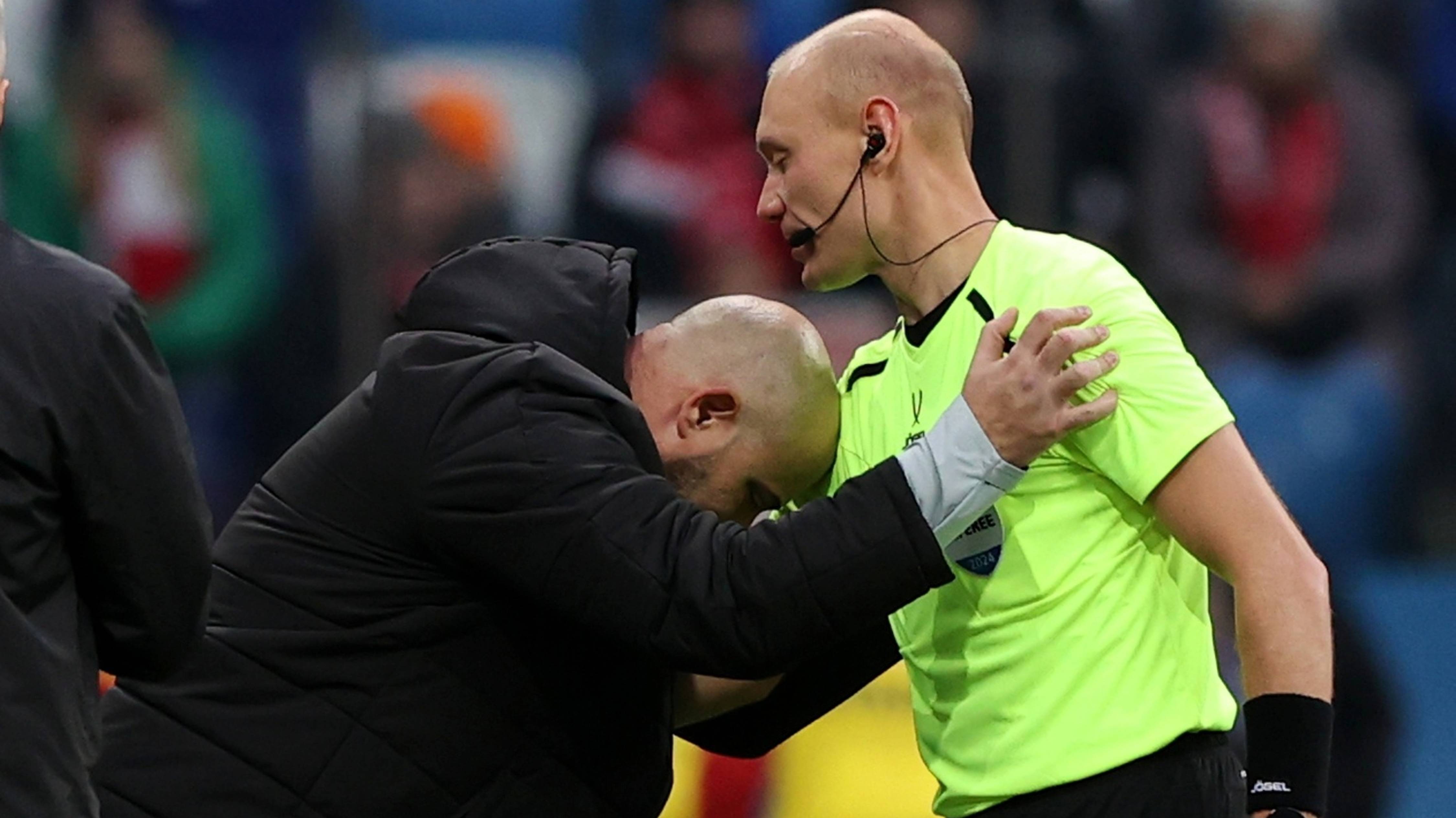 Радостный Станкович на эмоциях всех обнимает, а разочарованный Ганчаренко уходит с поля смотреть онлайн