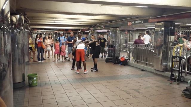 Street Dancers @ NY Metro Subway смотреть онлайн
