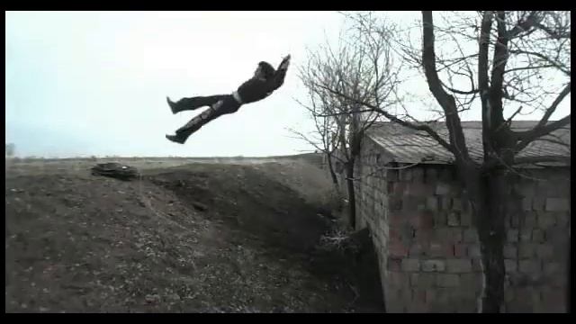Парень нереально выполняет акробатические трюки (1 из лучших трюкачей мира) смотреть онлайн