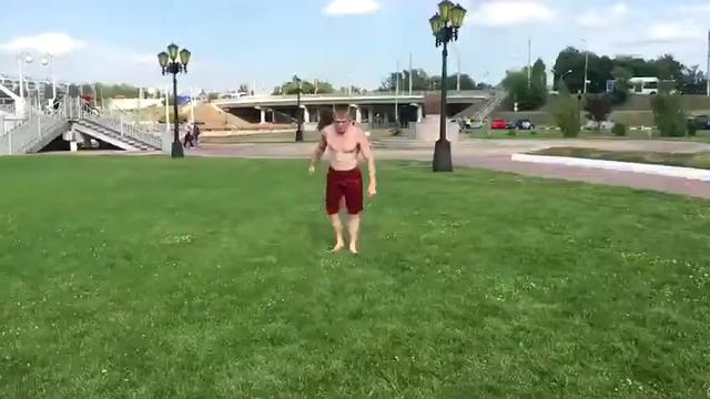 Парень очень круто делает сальто!!! смотреть онлайн