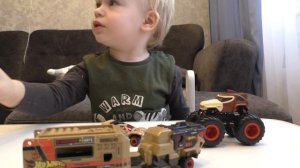 Малыш Саша и необычная машинка с прицепом Hot Wheels