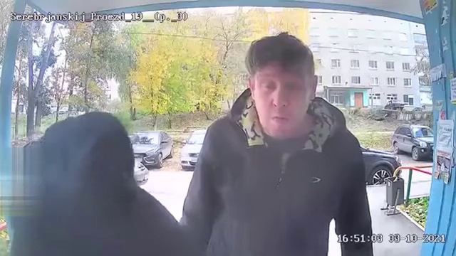 Мужик ударил ладонью пятиклассницу и её подругу. смотреть онлайн