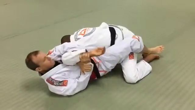 Kimura Arm Lock / Master Rilion Gracie and Professor Luiz Eduardo (Dentinho). смотреть онлайн