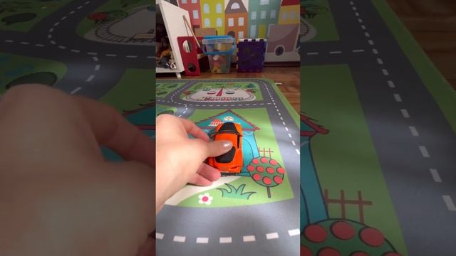 MAMÃE BRINCANDO COM CARRINHOS смотреть онлайн