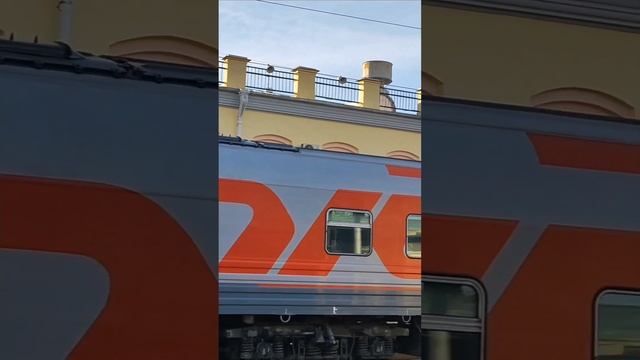 Очень приятно в душном вагоне побаловать себя прохладным мороженым. смотреть онлайн