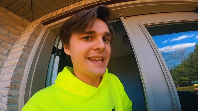 BIGGEST 5 STORY BOX FORT CHALLENGE! 50FT TALL SCARY 😱📦 смотреть онлайн
